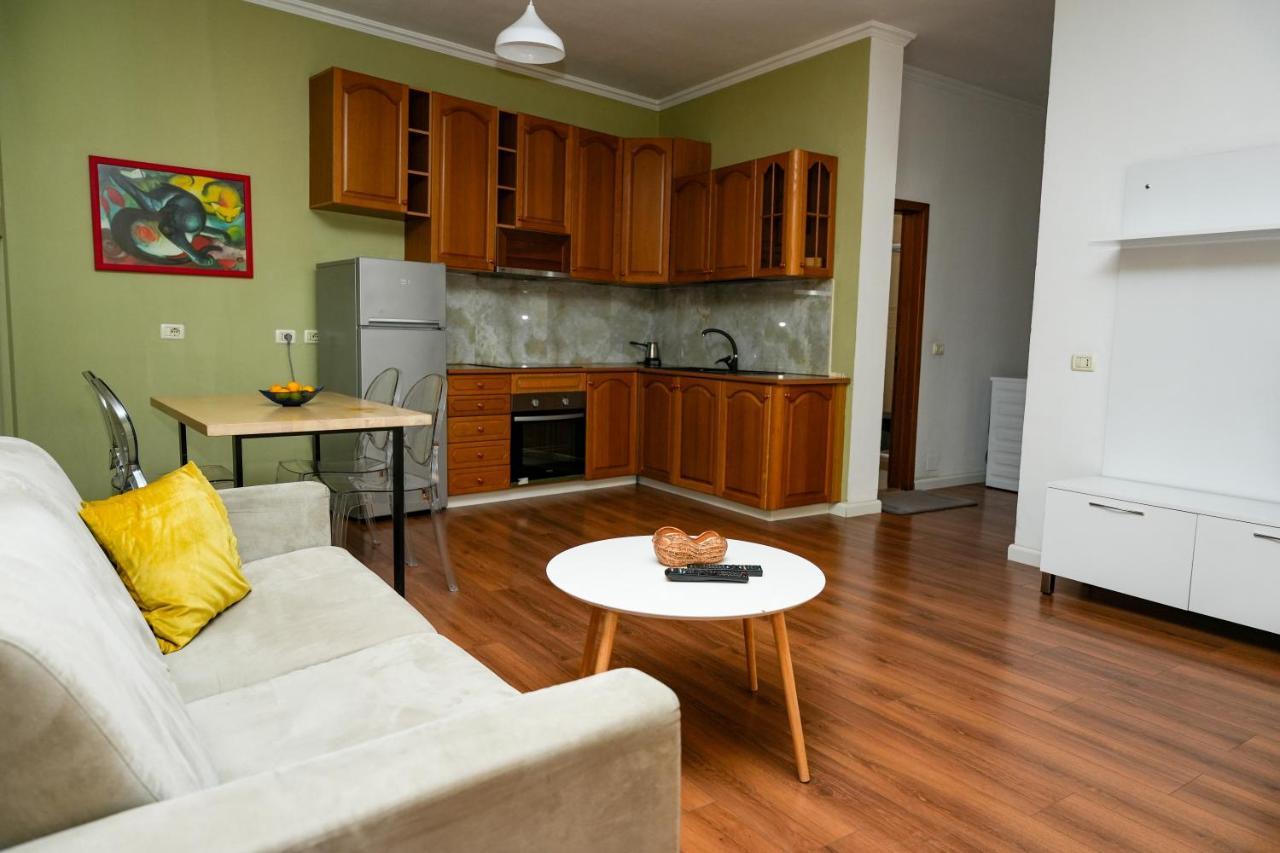 Cozy Apartment In The Heart Of Tirana ! Екстер'єр фото