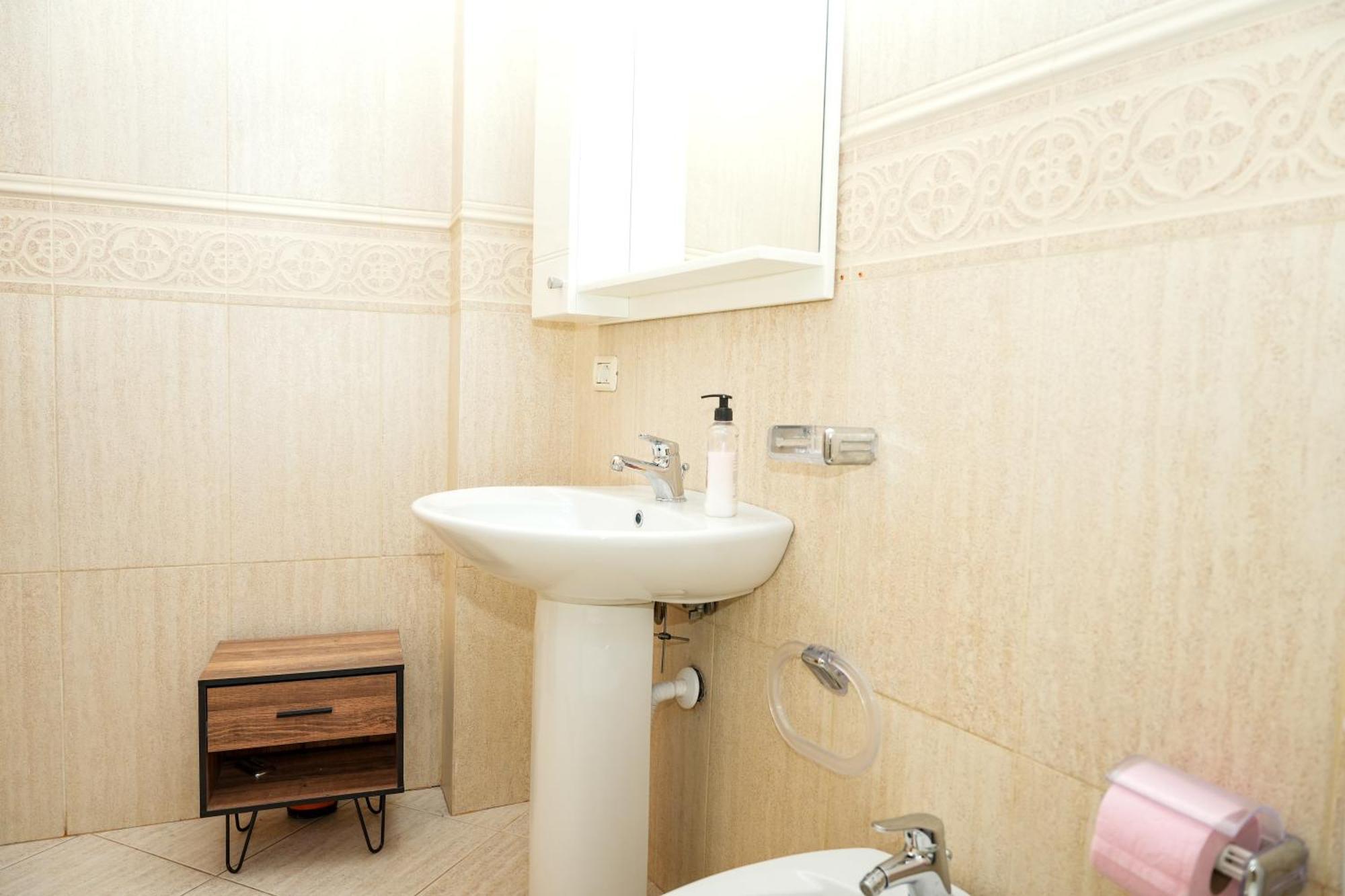 Cozy Apartment In The Heart Of Tirana ! Екстер'єр фото